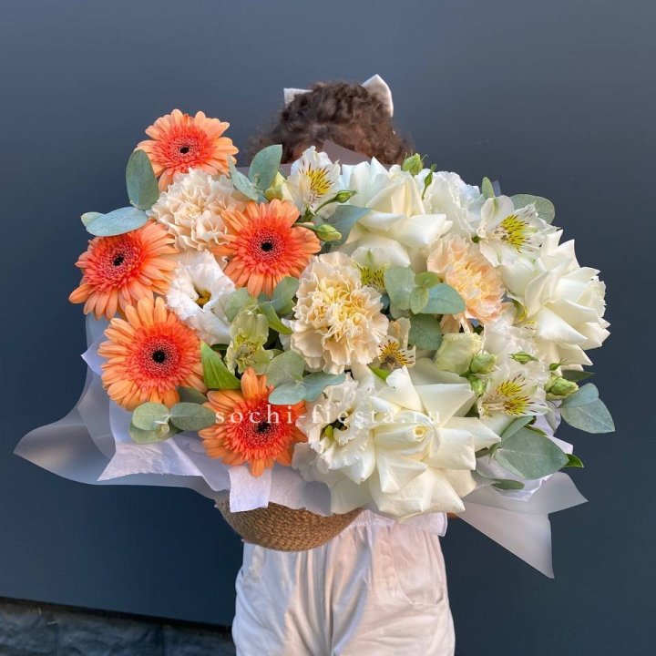 Розы и герберы в джутовом кашпо "Георгино" в Красноярске