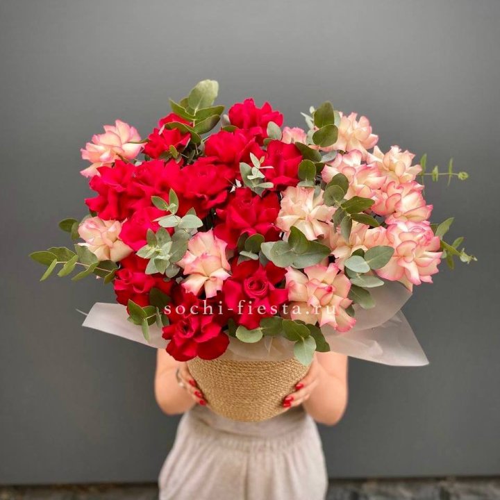 25 Французских роз в джутовом кашпо  в Красноярске