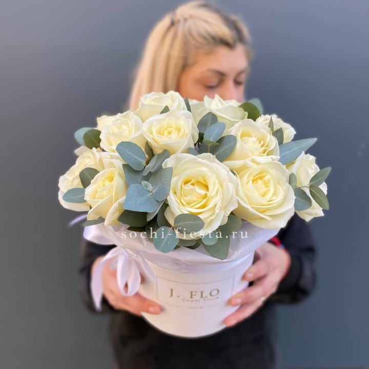 15 белых роз в боксе в Красноярске