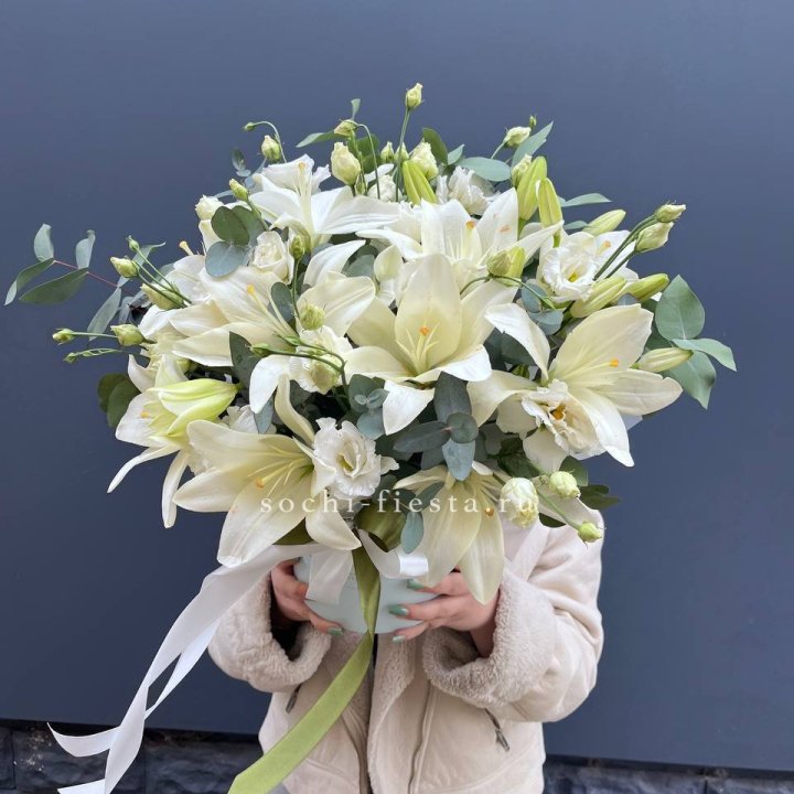 Бокс лилий и эустомы в Красноярске