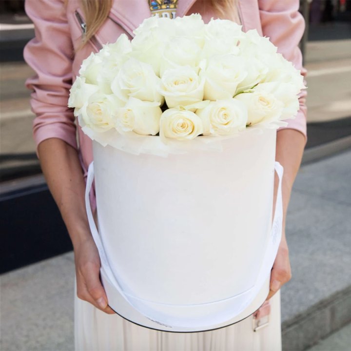 35 белых роз в цилиндре в Красноярске