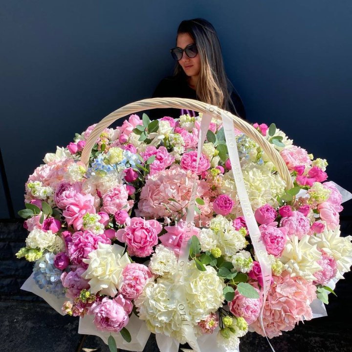 Цветочная корзина из пионов и пионовидных роз "Перфекте" в Красноярске