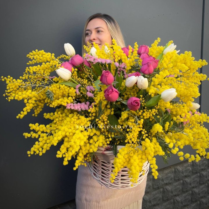 Цветочная корзина с мимозой "Спринг" в Красноярске