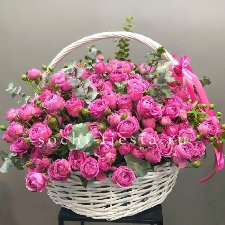 65 пионовидных кустовых роз в корзине в Красноярске