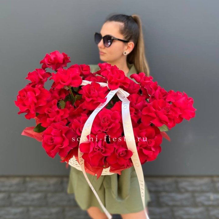 Красные французские розы в корзине в Красноярске