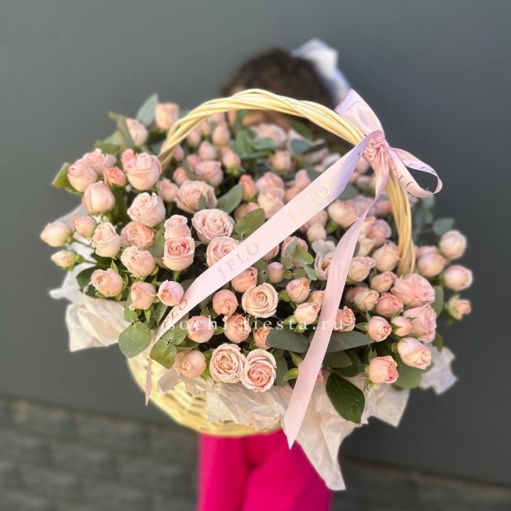 Корзина кустовых пионовидных роз в Красноярске