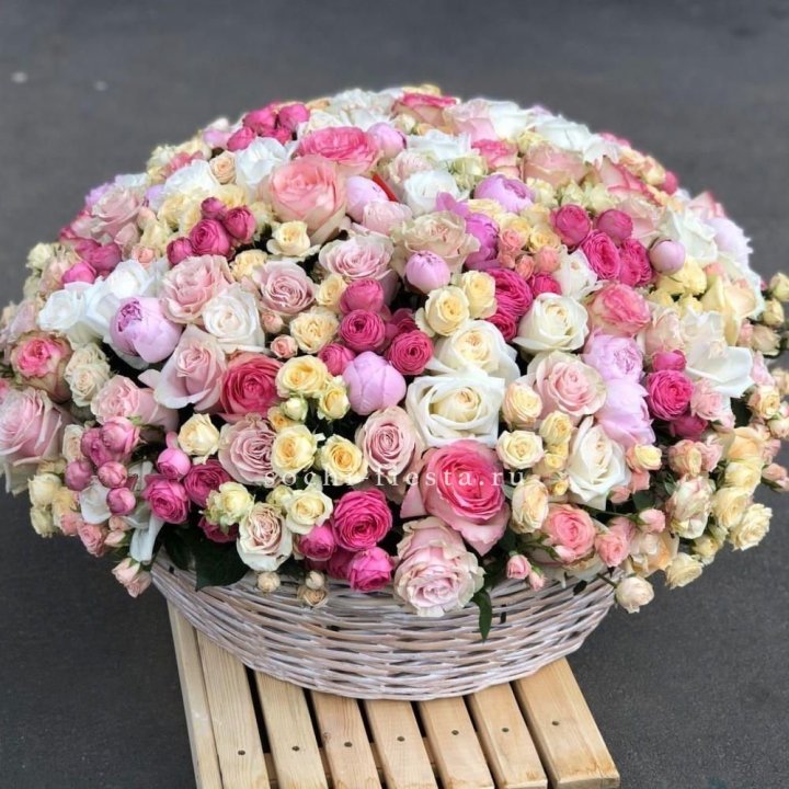 Цветочная корзина из пионов и пионовидных роз "Юниверсити" в Красноярске