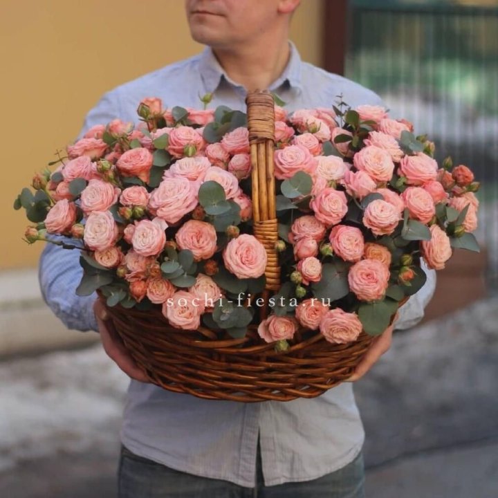 Корзина из 101 пионовидной розы в Красноярске