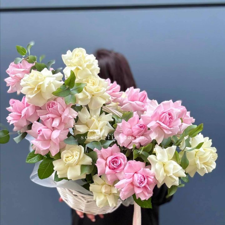 25 Французских роз в корзине в Красноярске