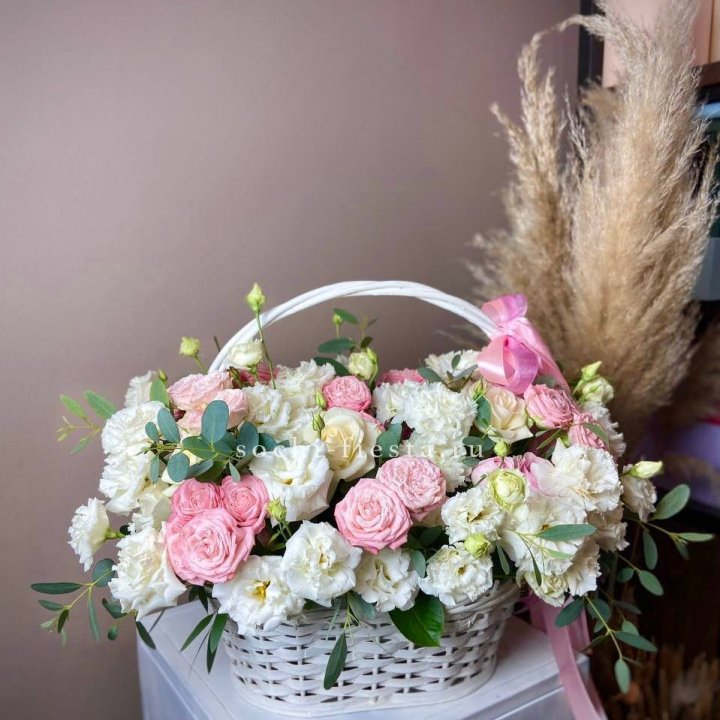 Цветочная корзина "Пинки вайт" в Красноярске