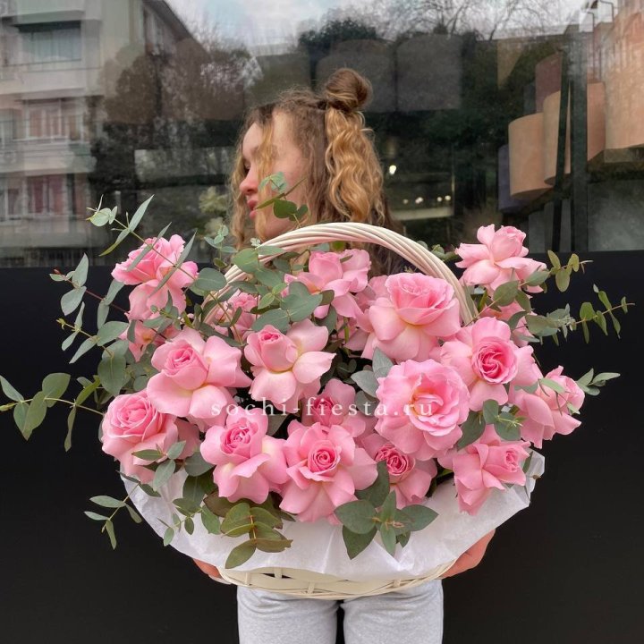 25 роз в цветочной корзине  в Красноярске