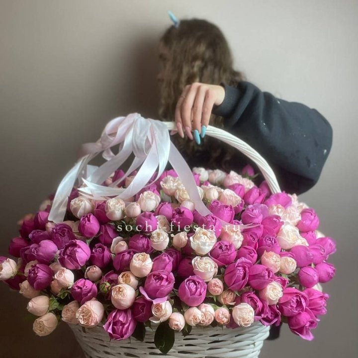 Премиум корзина пионовидных кустовых роз в Красноярске