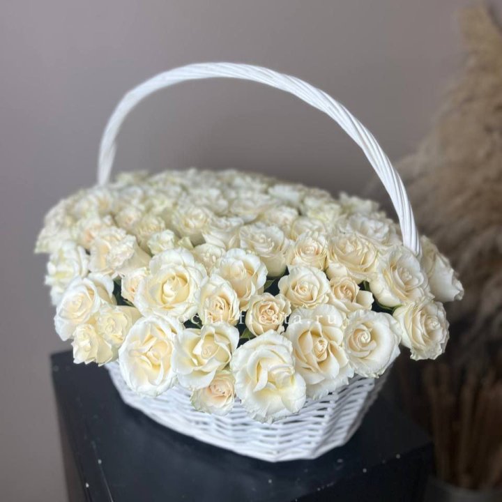 101 белая роза в корзине в Красноярске