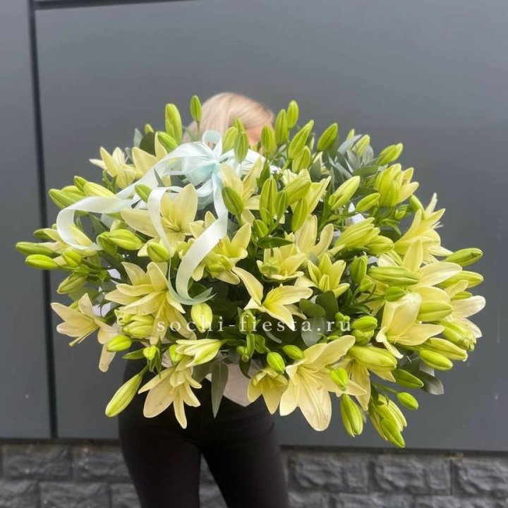 Лилии в корзине в Красноярске
