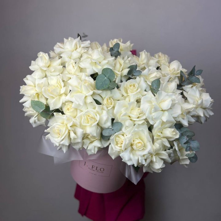 37 белых роз в боксе в Красноярске