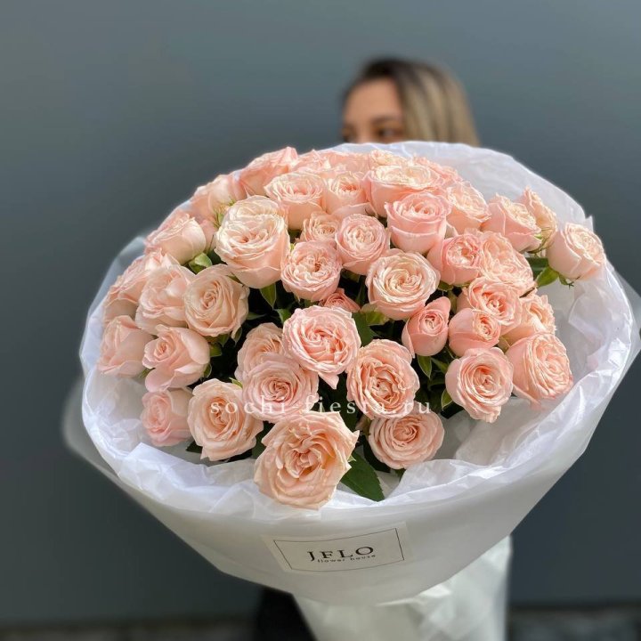 Букет кустовых роз Бомбастик в Красноярске