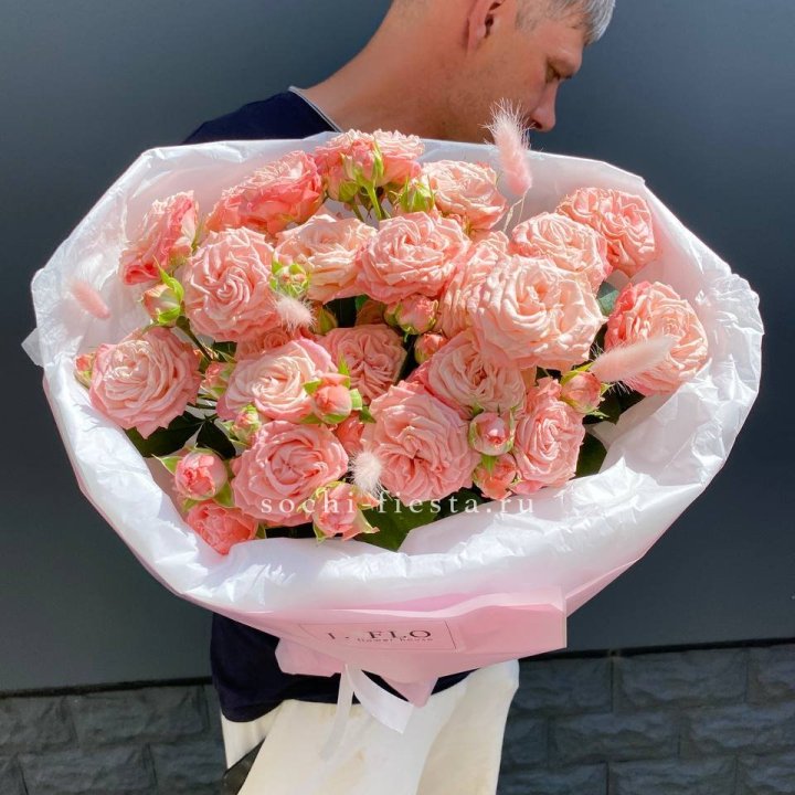 Пионовидные розы Мадам Бомбастик в Красноярске