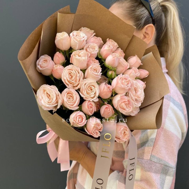 Кустовые розы Бомбастик в крафте в Красноярске