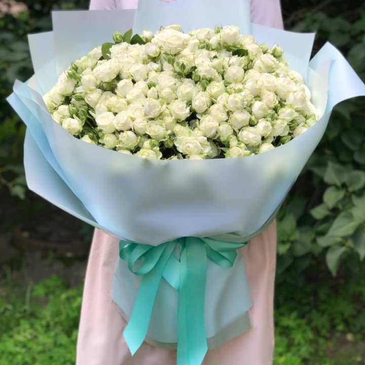 51 белая кустовая роза в Красноярске