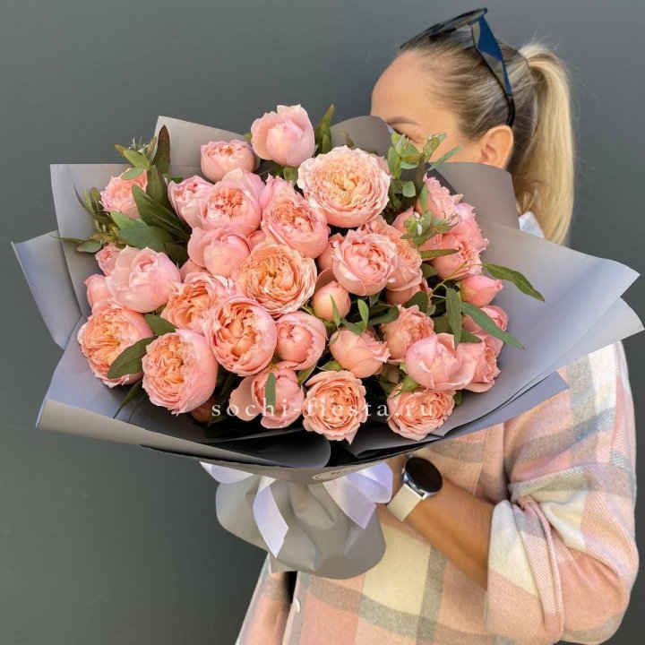 Букет с пионовидными розами "Пивайн" в Красноярске