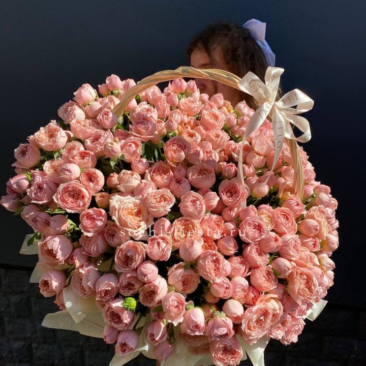 Корзина из пионовидных роз в Красноярске