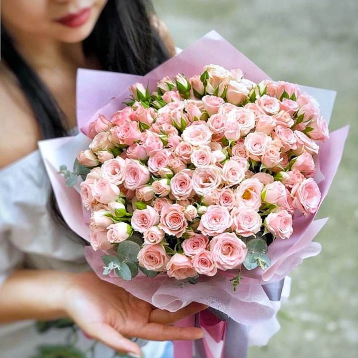 Кустовые розы с эвкалиптом в Красноярске