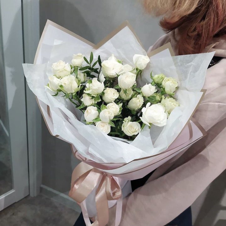 Белоснежные кустовые розы в Красноярске