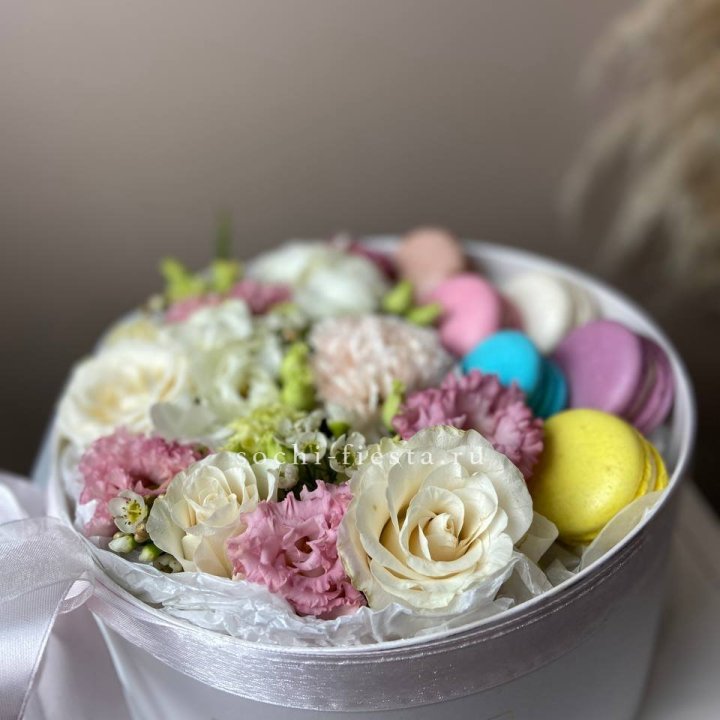 Цветы в цилиндре с макаронс "Прованс" в Красноярске