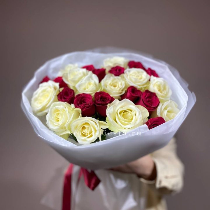 Букет их красных и белых 25 роз в Красноярске