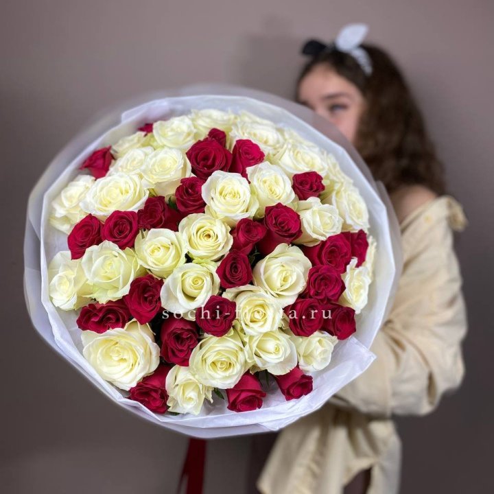 Микс из 55 роз в Красноярске