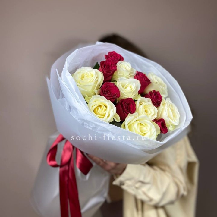 Букет из красных белых 15 роз в Красноярске