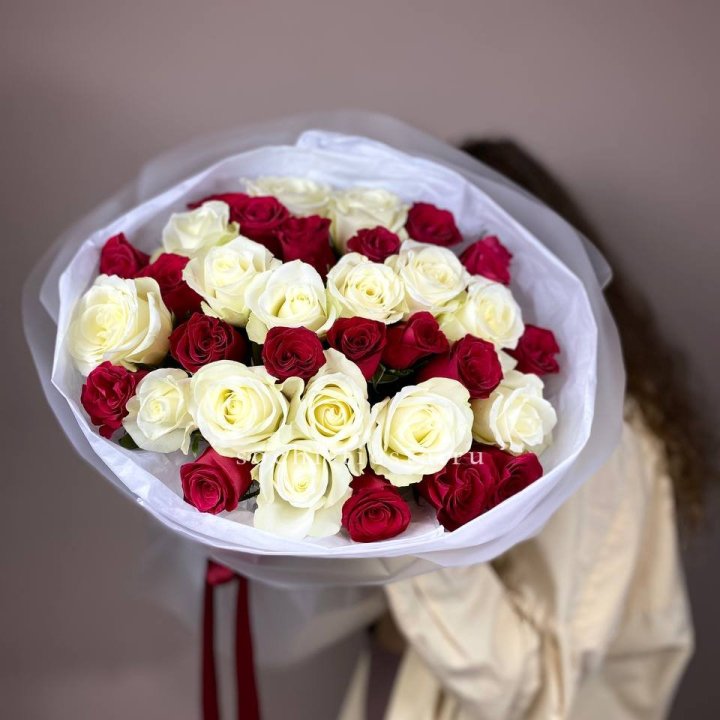 Букет из красных белых 35 роз в Красноярске