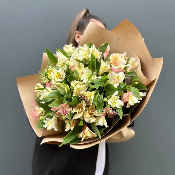Букет альстромерий в крафте в Красноярске
