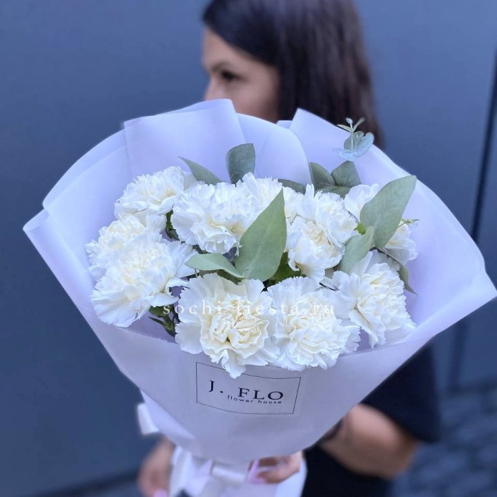 Букет белых диантусов с эвкалиптом в Красноярске