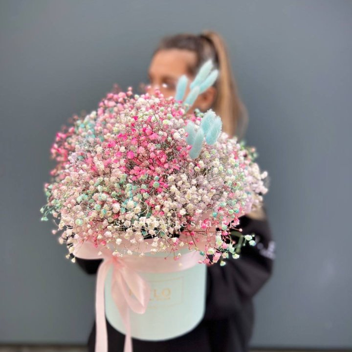 9 Радужных гипсофилы в шляпной коробке в Красноярске