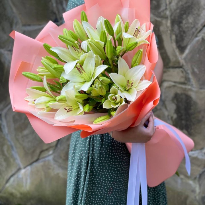 Букет из 7 белых лилий в Красноярске