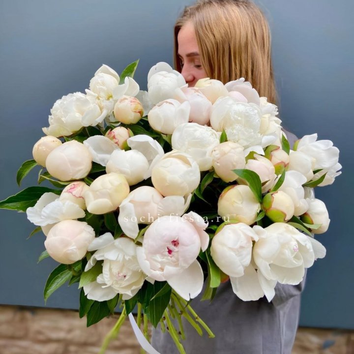 Охапка пионов в Красноярске