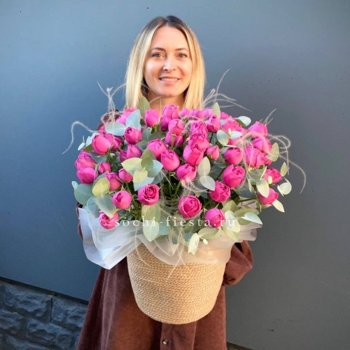 Пионовидные розы  в джутовом кашпо  в Красноярске