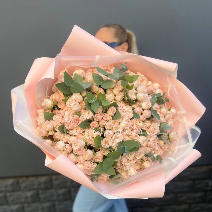 101 кустовая роза с эвкалиптом в Красноярске