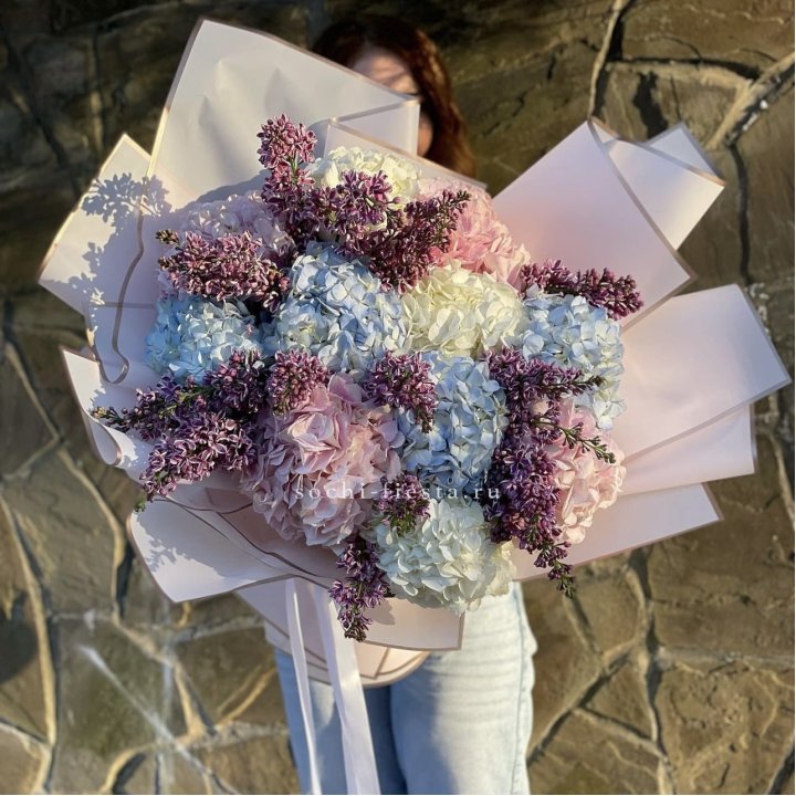 Букет гортензии с сиренью в Красноярске