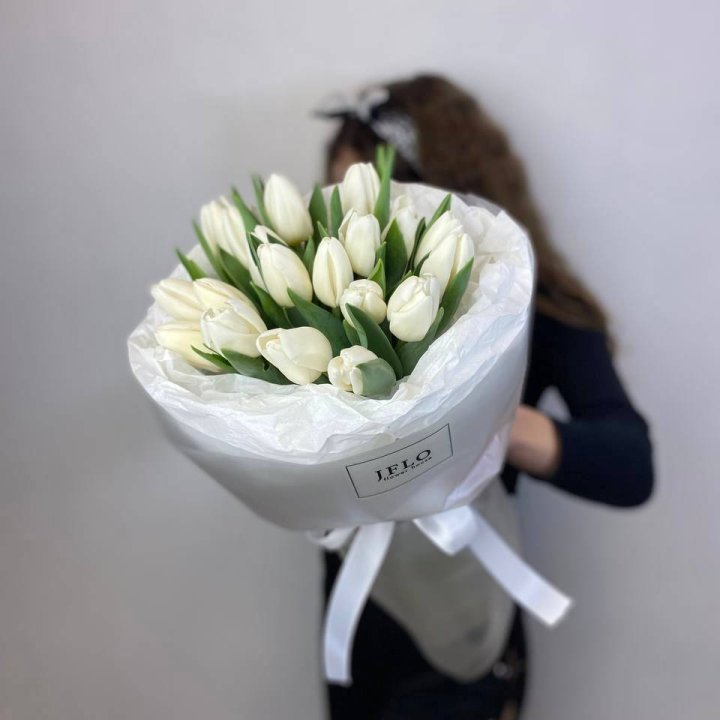  19 белых воздушных тюльпанов в Красноярске