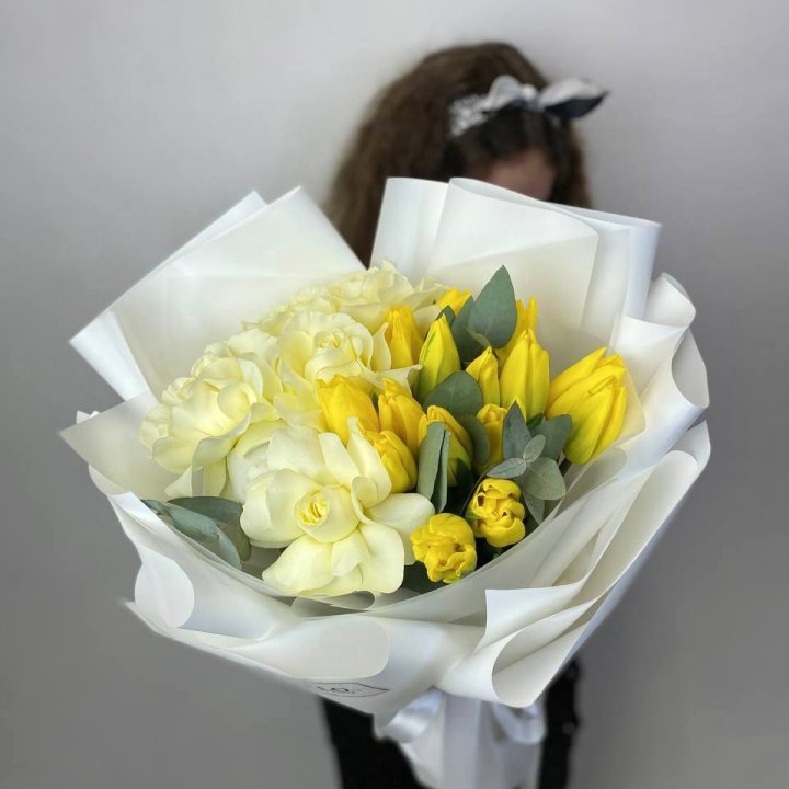 Дуо жёлтые тюльпаны и розы в Красноярске