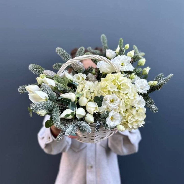 Новогодняя корзина с цветами в Красноярске