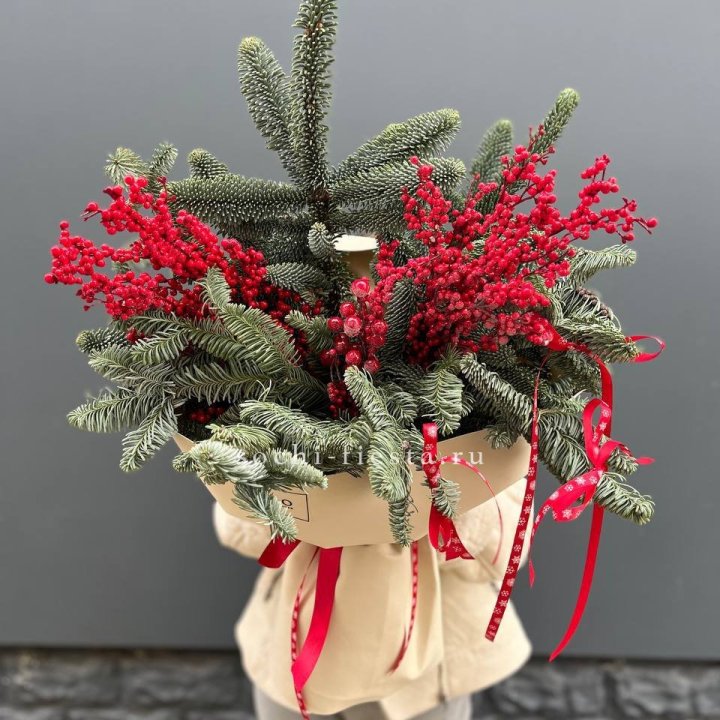 Букет нобилиса и ягод в Красноярске