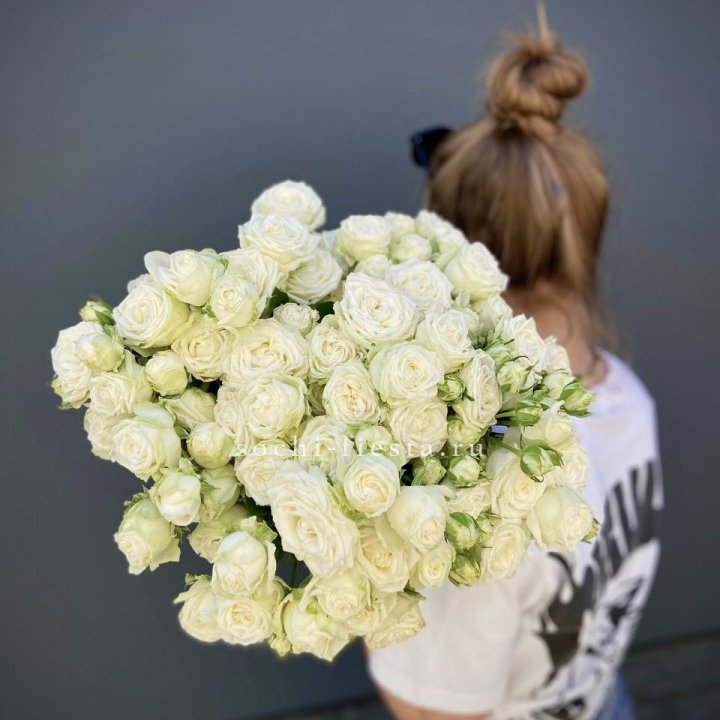 Охапка кустовых роз бомбастик  в Красноярске