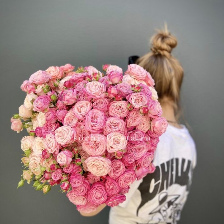 Охапка кустовых роз бомбастик пинк в Красноярске