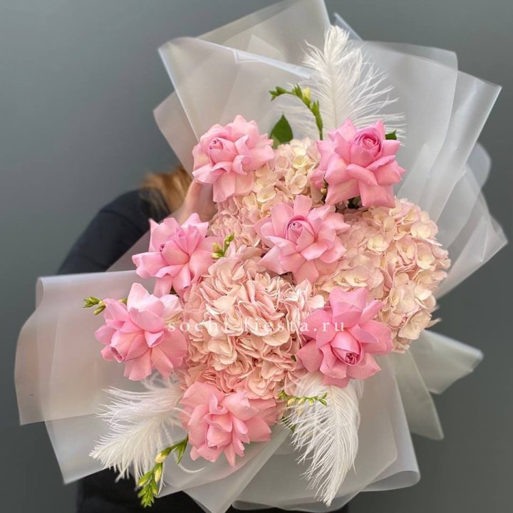  Букет  из гортензий и розовых роз в Красноярске