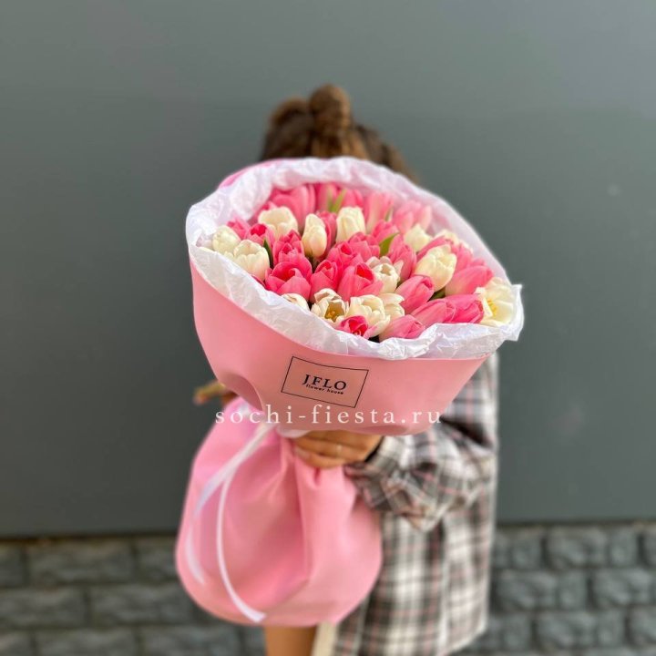 51 бело-розовый тюльпан в Красноярске