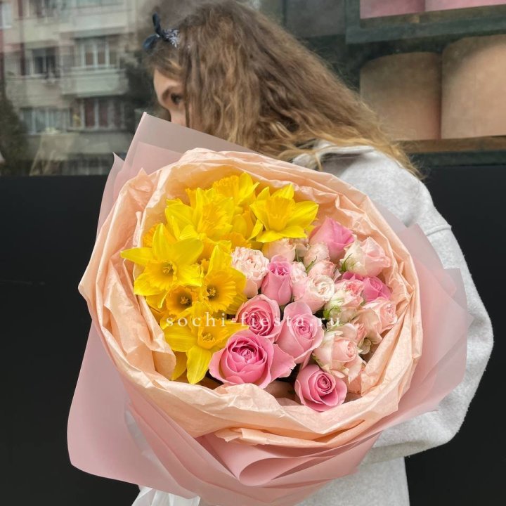 Букет роз и нарциссов в Красноярске