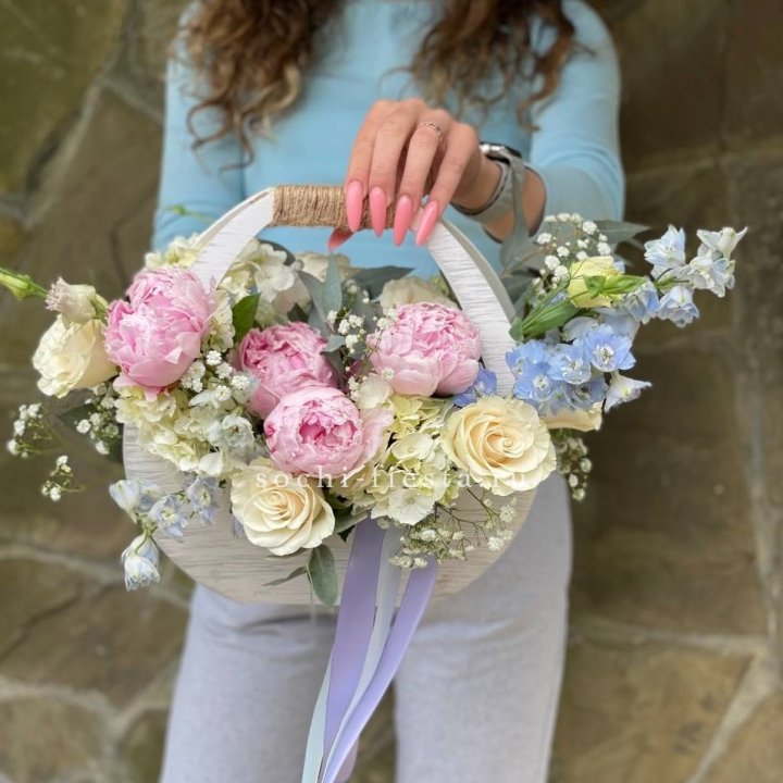 Ящик с пионами в Красноярске